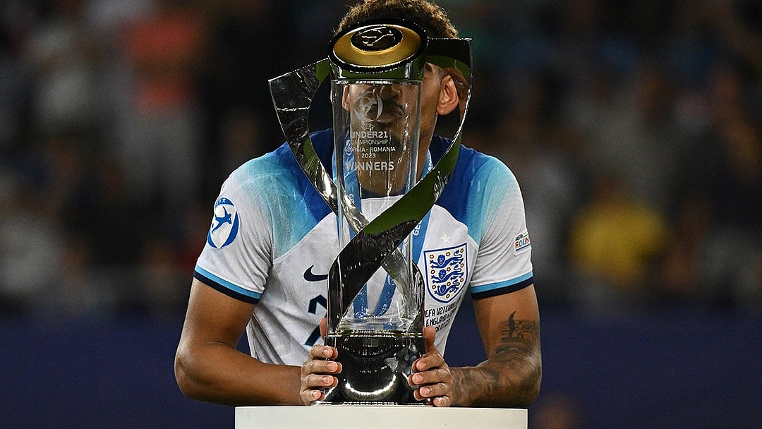 X/UEFAUnder21 : The UEFA U-21 European Championship trophy.