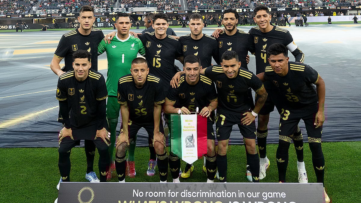 X/miseleccionmxEN : Mexico football team posing ahead of kick-off