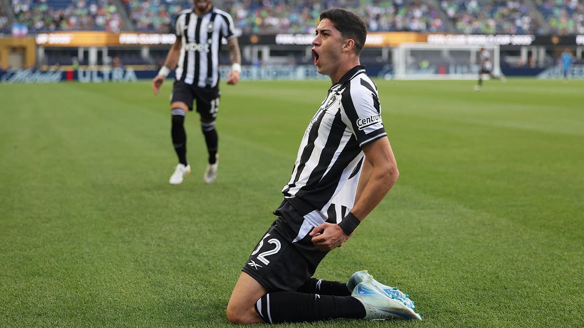 (AP Photo/Ryan Sun)


 : Botafogo's Jair Cunha celebrates after scoring the opening goal during the Club World Cup group B soccer match between Botafogo and Seattle Sounders at Seattle Lumen Field, in Seattle, Sunday, June 15, 2025. 