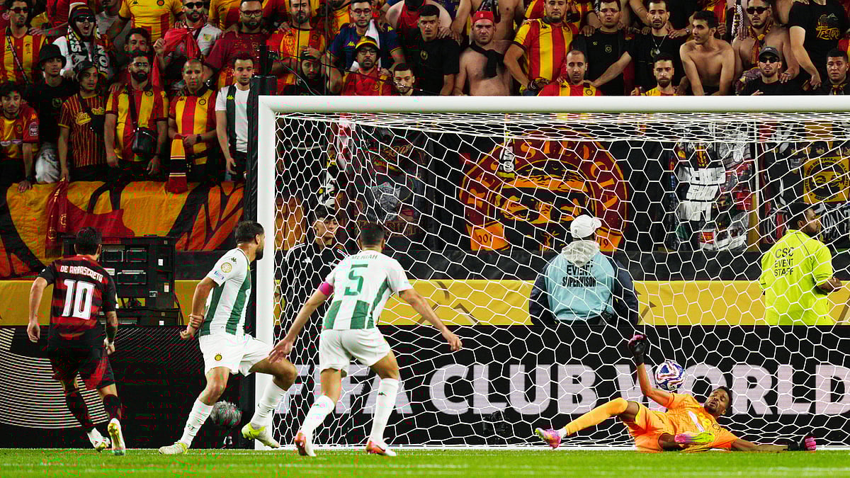 | Photo: AP/Derik Hamilton : Flamengo's Giorgian de Arrascaeta, left, scores his team's first goal during the Club World Cup group D soccer match between Flamengo and ES Tunisie, in Philadelphia, Monday, June 16, 2025.
