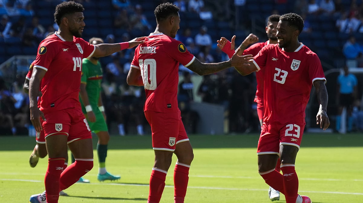 | Photo: AP/Jae C. Hong : Panama forward Ismael Diaz (10) celebrates his goal with defender Michael Murillo (23) and defender Carlos Harvey (14) during the first half of a CONCACAF Gold Cup soccer match with Guadeloupe Monday, June 16, 2025, in Carson, Calif. 