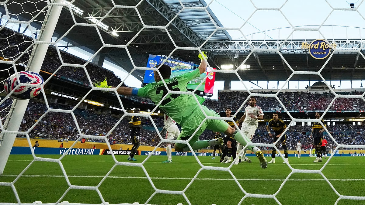 | Photo: AP/Rebecca Blackwell : Boca Juniors' Agustin Marchesin (25) fails to stop Benfica's Nicolas Otamendi from scoring his side's second goal during the Club World Cup group C soccer match between Boca Juniors and Benfica in Miami Gardens, Fla., Monday, June 16, 2025.