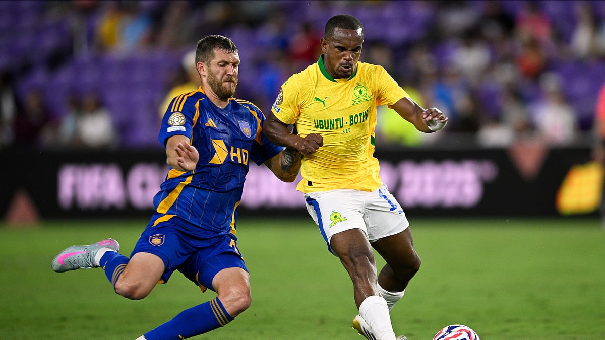 AP Photo/Phelan M. Ebenhack : Mamelodi Sundowns' Iqraam Rayners knocks the ball from Ulsan HD's Mi_osz Trojak during the Club World Cup group F soccer match between Ulsan HD and Mamelodi Sundowns in Orlando.