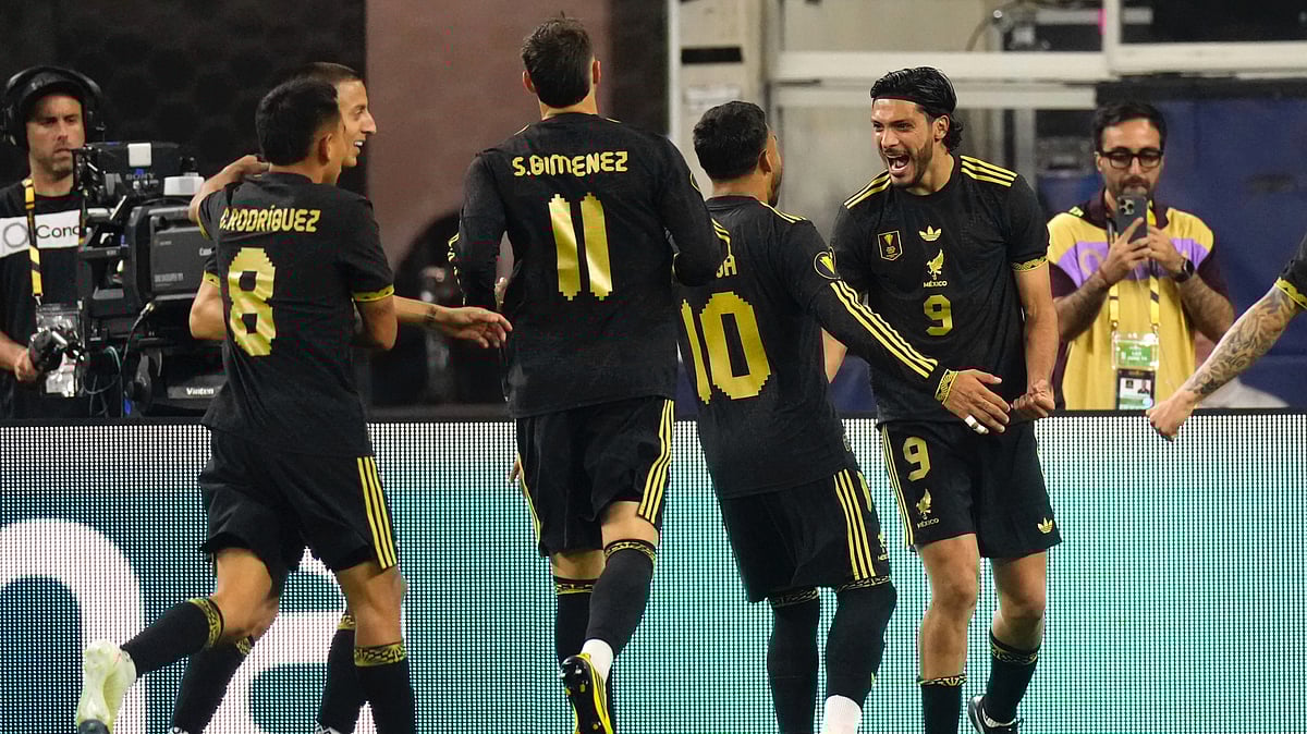 | Photo: AP/Mark J. Terrill : Suriname vs Mexico, Concacaf Gold Cup 2025: Raúl Jiménez (9) celebrates his goal with teammates during the second half of a CONCACAF Gold Cup soccer match against the Dominican Republic Saturday, June 14, 2025, in Inglewood, Calif.