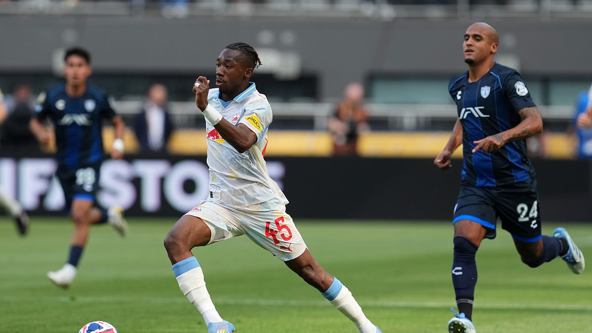 AP Photo/Jeffrey Dean : Red Bull Salzburg's Dorgeles Nene runs with the ball during the Club World Cup group H football match between CF Pachuca and FC Salzburg in Cincinnati.