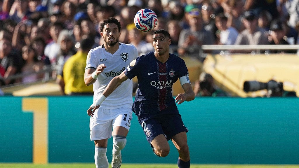 AP/Jae C. Hong : Paris Saint-Germain's Achraf Hakimi, right, and Botafogo's Alex Telles chase the ball during the Club World Cup group B soccer match between PSG and Botafogo in Pasadena, Calif.