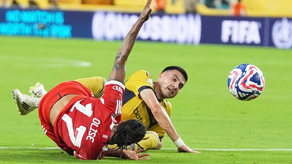 AP/Lynne Sladky : Bayern Munich's Michael Olise, left, and Boca Juniors' Rodrigo Battaglia compete for the ball during the Club World Cup Group C soccer match between Bayern Munich and Boca Juniors in Miami Gardens, Fla., Friday, June 20, 2025.