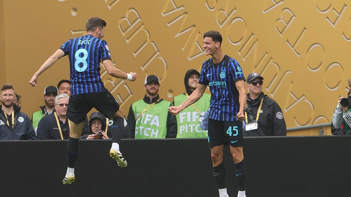 (AP Photo/Ryan Sun) : Inter Milan's Valentin Carboni, right, celebrates with Petar Sucic scoring his side's 2nd goal during the Club World Cup Group E soccer match between Inter Milan and Urawa Red Diamonds in Seattle, Saturday, June 21, 2025.