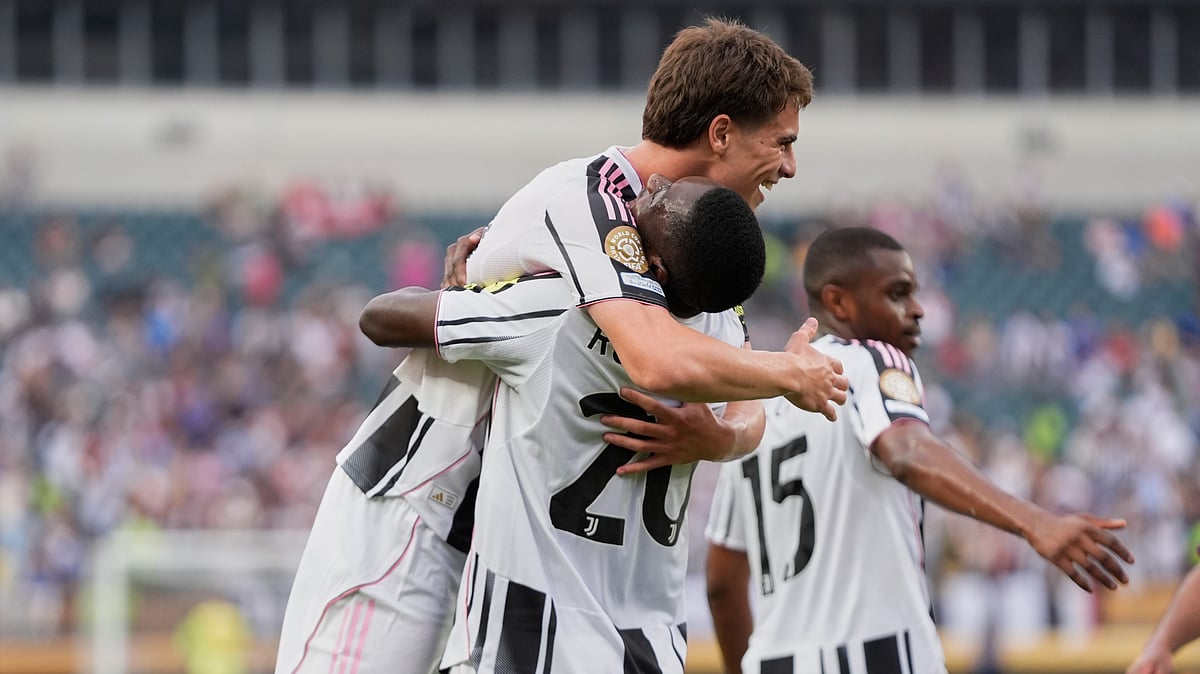 | Photo: AP/Chris Szagola : Juventus vs Wydad AC, FIFA Club World Cup 2025: Randal Kolo Muani lifts Kenan Yildiz after he scored second goal during the Club World Cup Group G soccer match between Juventus and Wydad AC in Philadelphia, Sunday, June 22, 2025.