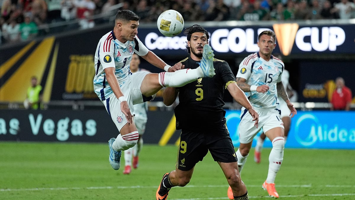 (AP Photo/John Locher)


 : Costa Rica's Manfred Ugalde kicks the ball away from Mexico's Raul Jimenez during a CONCACAF Gold Cup soccer match Sunday, June 22, 2025, in Las Vegas. 