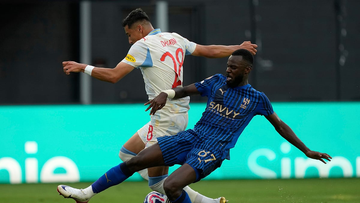 (AP Photo/Julia Demaree Nikhinson) : Red Bull Salzburg's Adam Daghim is challenged by Al-Hilal's Hassan Al-Tombakti during the Club World Cup Group H soccer match between Salzburg and Al Hilal in Washington, Sunday, June 22, 2025.