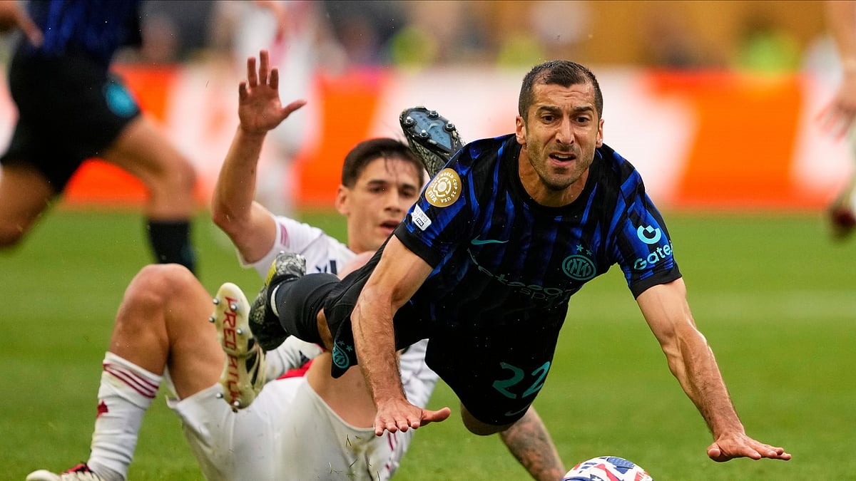 AP Photo/Lindsey Wasson : River Plate's Lucas Martinez Quarta tackles Inter Milan's Henrikh Mkhitaryan and gets a red card during the Club World Cup Group E football match between Inter Milan and River Plate in Seattle.