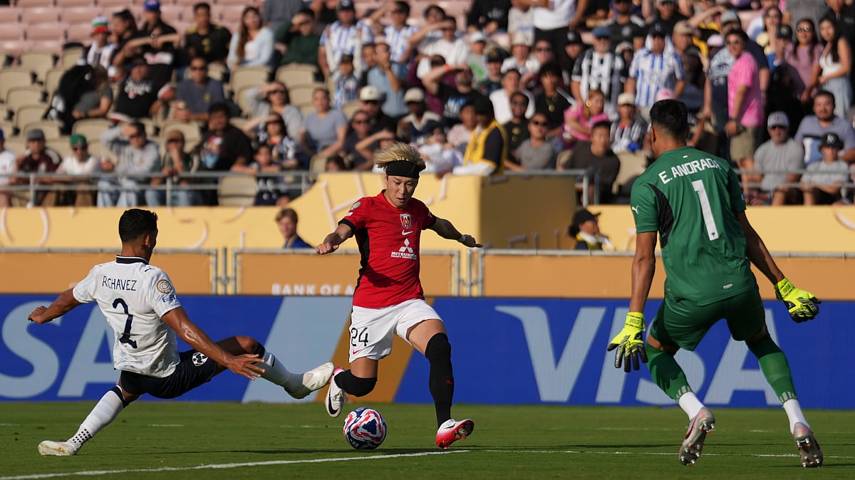 AP Photo/Jae Hong : Urawa Red Diamonds' Yusuke Matsuo, center, controls a ball challenged by Monterrey's Ricardo Chavez, left, and the goalkeeper Esteban Andrada during the Club World Cup Group E football match between Urawa Red Diamonds and CF Monterrey in Pasadena.