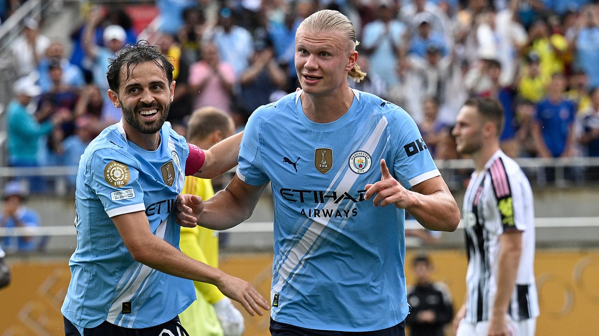 | Photo: AP/Phelan Ebenhack : Juventus vs Manchester City, FIFA Club World Cup 2025: Erling Haaland celebrates with teammate Bernardo Silva after scoring his side's third goal during the Club World Cup Group G soccer match between Juventus and Manchester City in Orlando, Fla., Thursday, June 26, 2025.