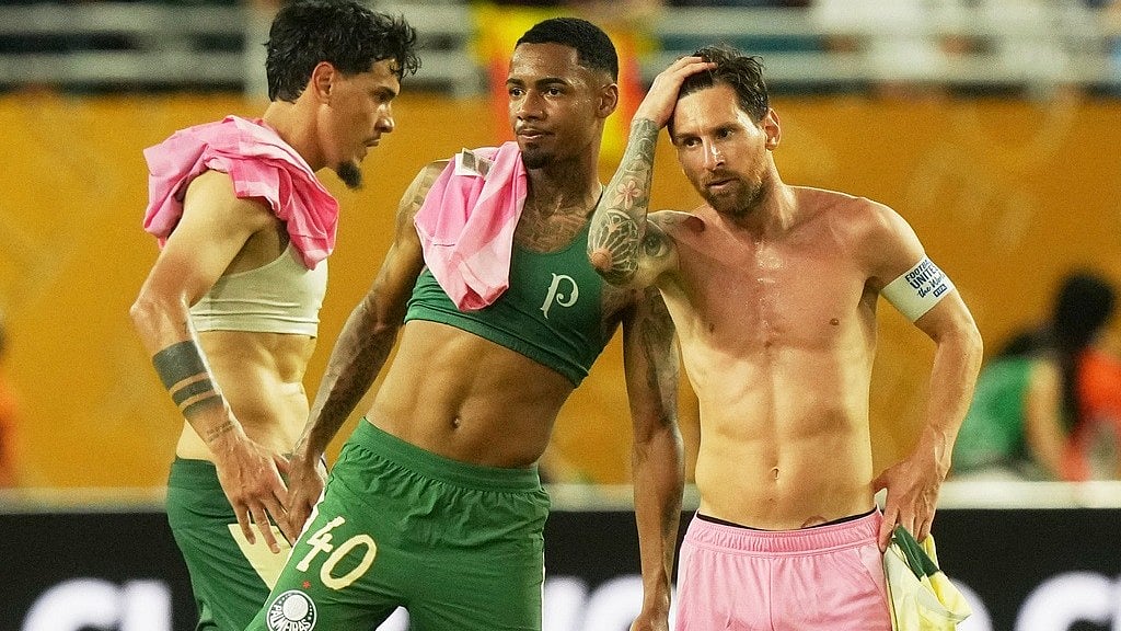 (AP Photo/Marta Lavandier) : Palmeiras' Allan and Inter Inter Miami's Lionel Messi meet after the Club World Cup Group A soccer match between Inter Miami and Palmeiras in Miami Gardens, Fla., Monday, June 23, 2025. 
