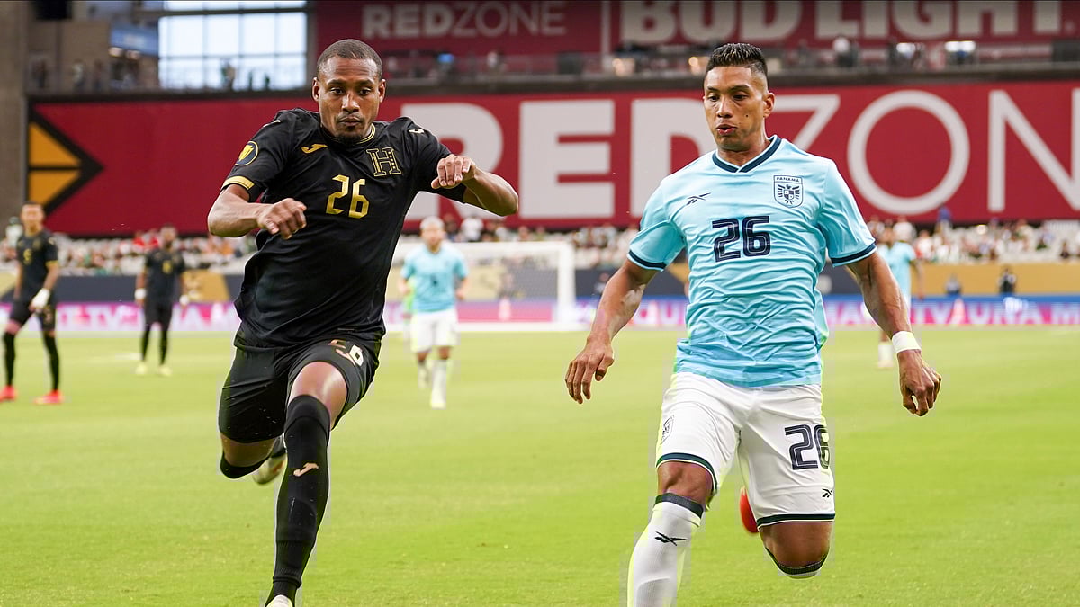 AP Photo/Samantha Chow : Honduras defender Luis Santamaria (26) and Panama defender Jorge Gutiérrez (26) battle for the ball during a CONCACAF Gold Cup quarterfinal football match, Saturday in Glendale, Ariz.