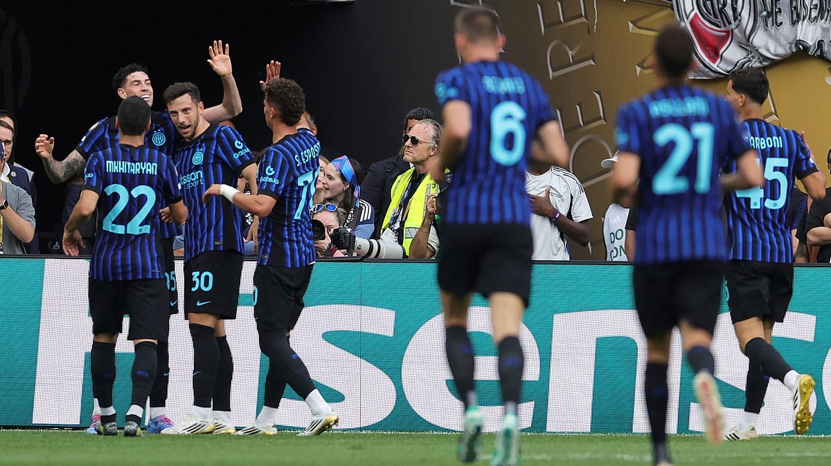 (AP Photo/Ryan Sun) : Inter Milan's Alessandro Bastoni, top left, is congratulated by teammates after scoring his team's second goal during the Club World Cup Group E soccer match between Inter Milan and River Plate in Seattle, Wednesday, June 25, 2025. 