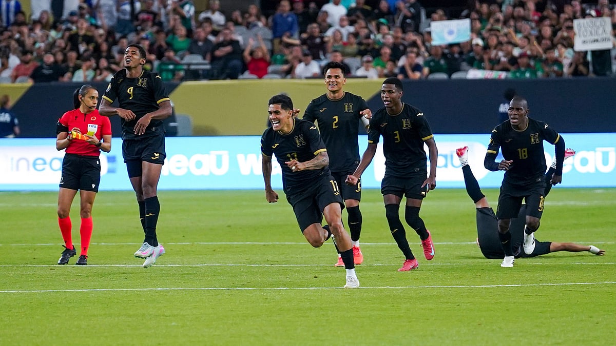 | Photo: AP/Samantha Chow : Panama vs Honduras, CONCACAF Gold Cup 2025: Honduras players celebrate winning in penalty kicks during a CONCACAF Gold Cup quarterfinal soccer match against Panama, Saturday, June 28, 2025, in Glendale, Ariz.