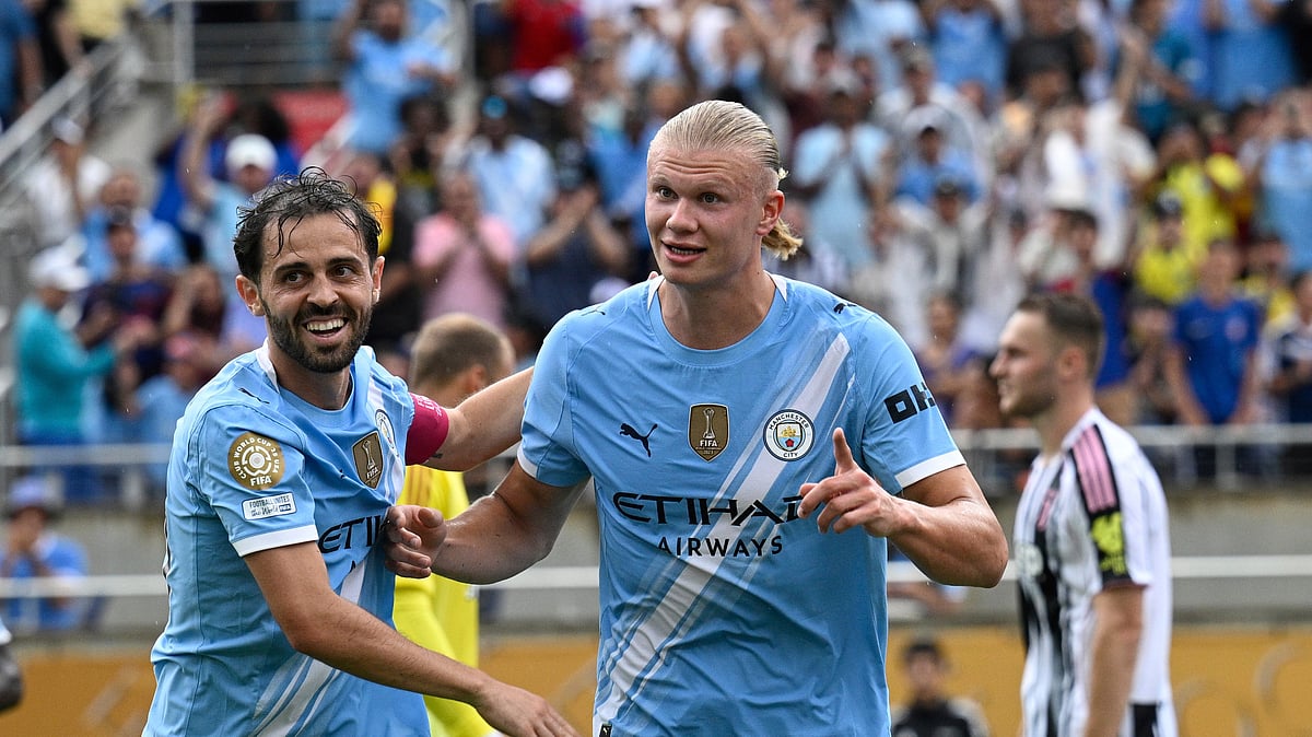 (AP Photo/Phelan Ebenhack)

 : Manchester City's Erling Haaland, right, celebrates with teammate Bernardo Silva after scoring his side's third goal during the Club World Cup Group G soccer match between Juventus and Manchester City in Orlando, Fla., Thursday, June 26, 2025. 
