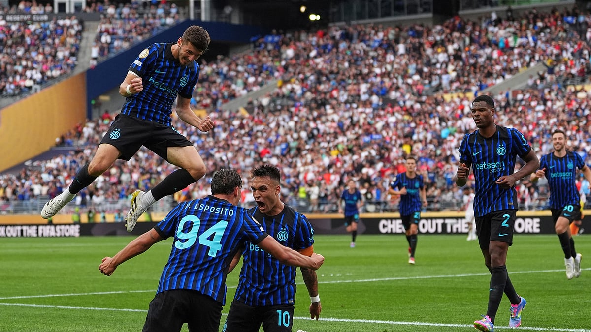 AP Photo/Lindsey Wasson : Inter Milan's Francesco Pio Esposito celebrates with teammates, including Petar Sucic, left, Lautaro Martinez and Denzel Dumfries after scoring the game's first goal during the Club World Cup Group E football match between Inter Milan and River Plate in Seattle.