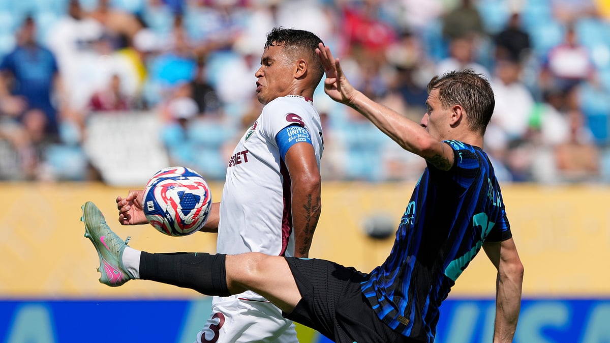 AP Photo/Chris Carlson : Fluminense's Thiago Silva, background, and Inter Milan's Nicolo Barella challenge for the ball during the Club World Cup round of 16 football match between Inter Milan and Fluminense in Charlotte, N.C.