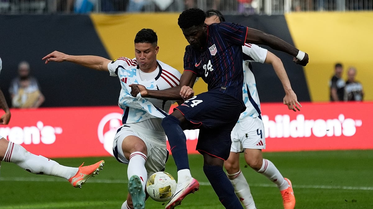 AP Photo/Abbie Parr : Costa Rica defender Alexis Yohaslin Gamboa Rojas, centre left, and United States forward Patrick Kwame Agyemang (24) battle for possession of the ball during the first half of a CONCACAF Gold Cup quarterfinals football match in Minneapolis.