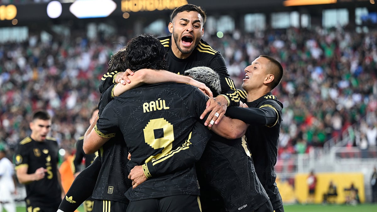 (AP Photo/Eakin Howard) : Mexico forward Raúl Jiménez (9) celebrates with teammates after scoring his teams' first goal during the second half of a CONCACAF Gold Cup semifinal soccer match against Honduras, Wednesday, July 2, 2025, in Santa Clara, Calif.