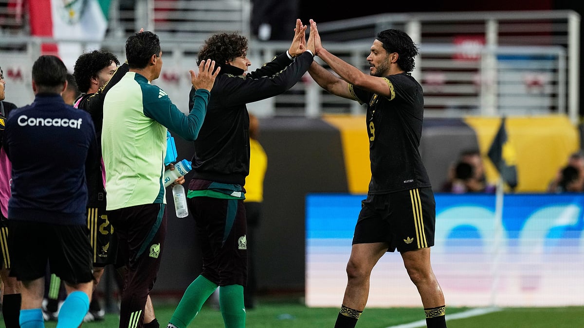  (AP Photo/Godofredo A. Vásquez) : Mexico forward Raúl Jiménez, right, celebrates with teammate Guillermo Ochoa after scoring a goal during the second half of a CONCACAF Gold Cup semifinal soccer match against Honduras, Wednesday, July 2, 2025, in Santa Clara, Calif.