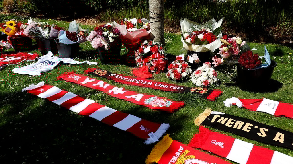 Liverpool fans pay their respects to the late Diogo Jota