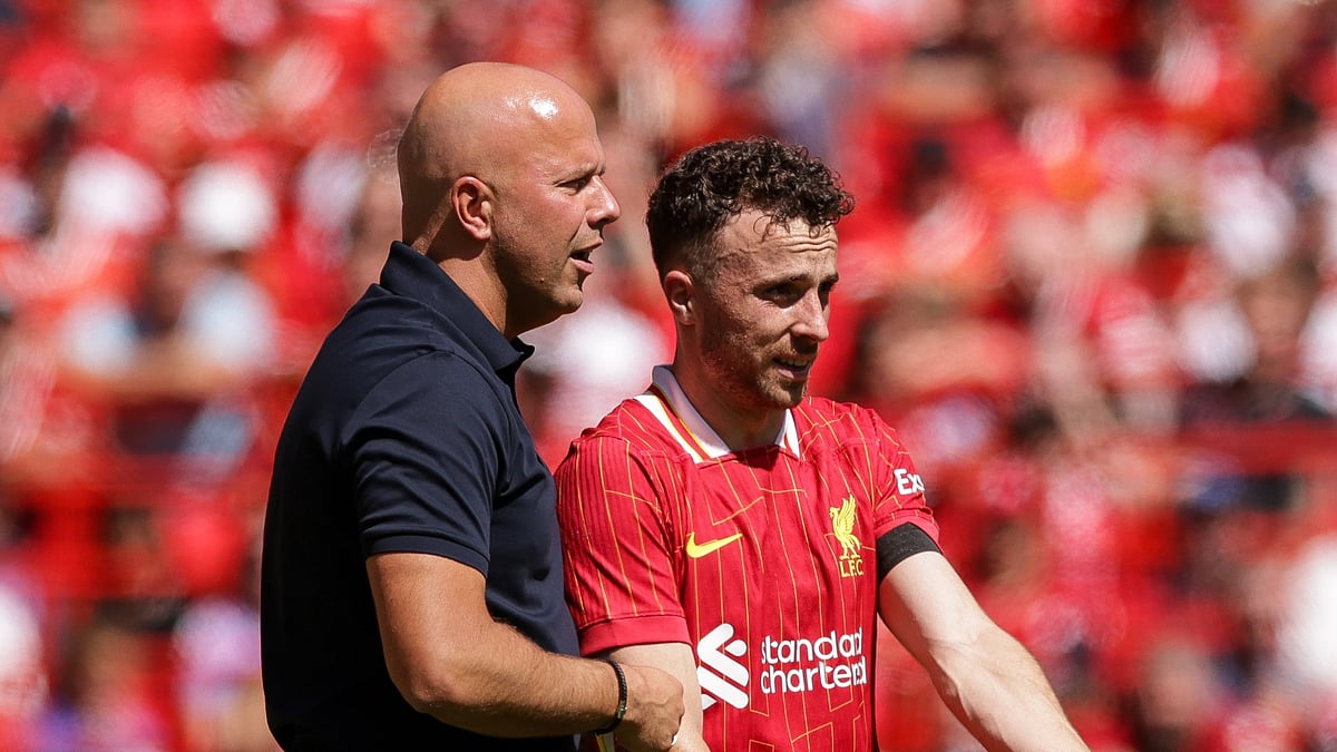 Liverpool head coach Arne Slot and Diogo Jota