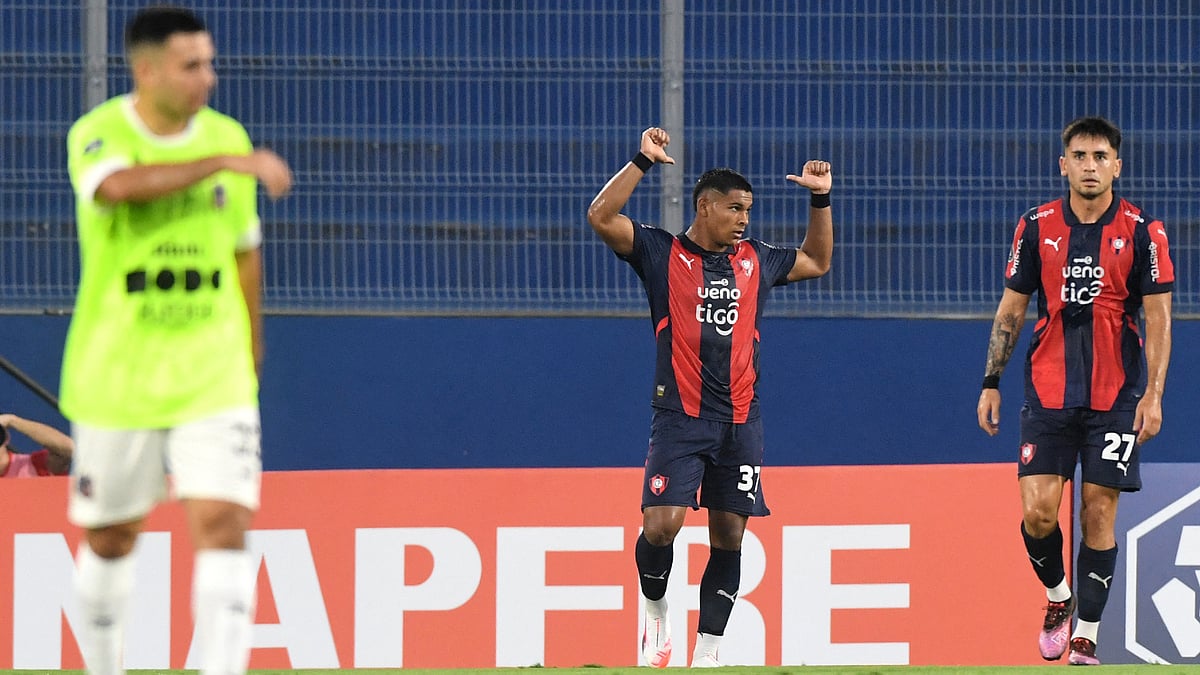 Diego Leon in action for Cerro Porteno.