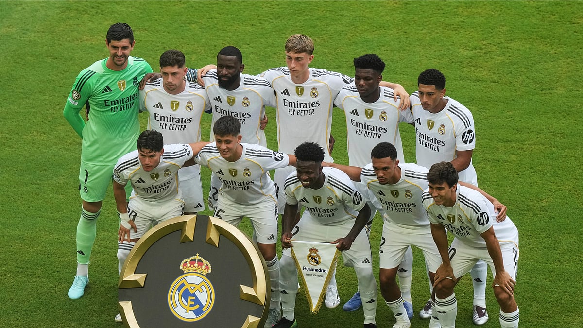 AP Photo/Marta Lavandier : Real Madrid's starting 11 pose before the Club World Cup round of 16 football match between Real Madrid and Juventus in Miami Gardens.