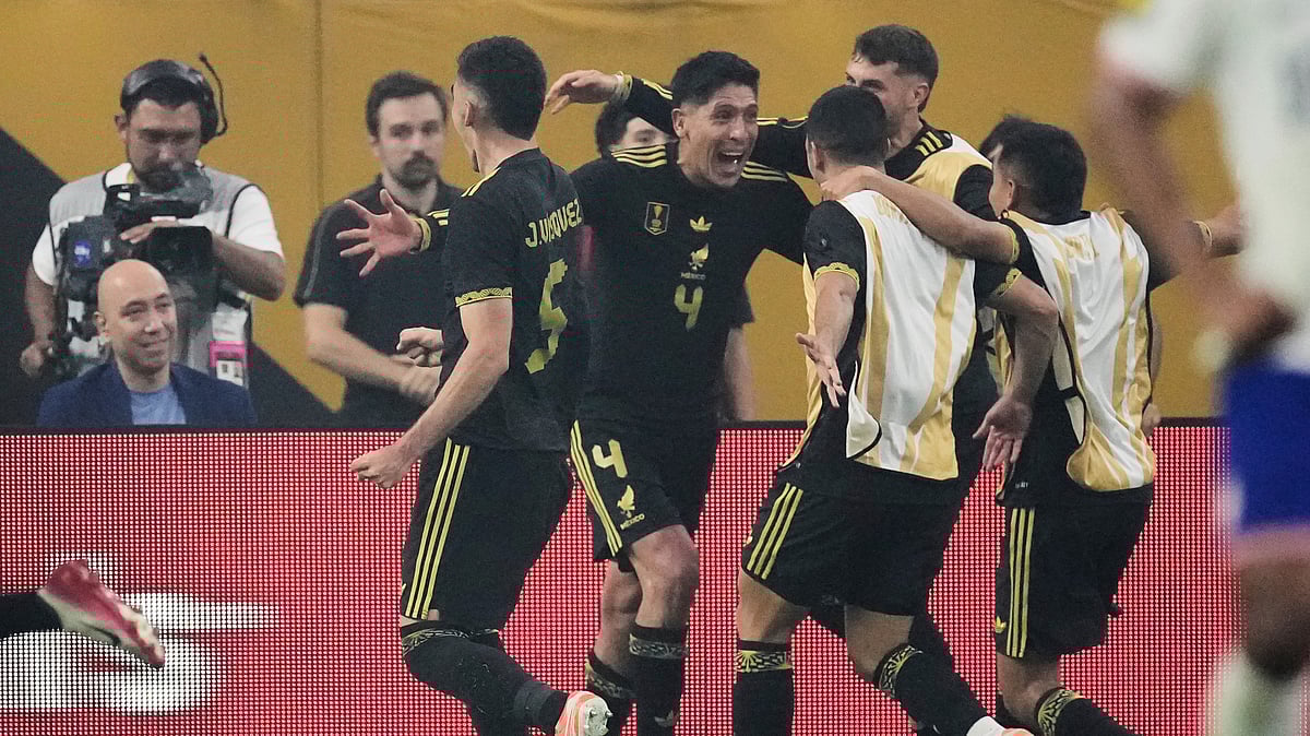 AP Photo/David J. Phillip : Mexico midfielder Edson Álvarez (4) celebrates with teammates after scoring in the second half of the CONCACAF Gold Cup final football match against the United States in Houston.