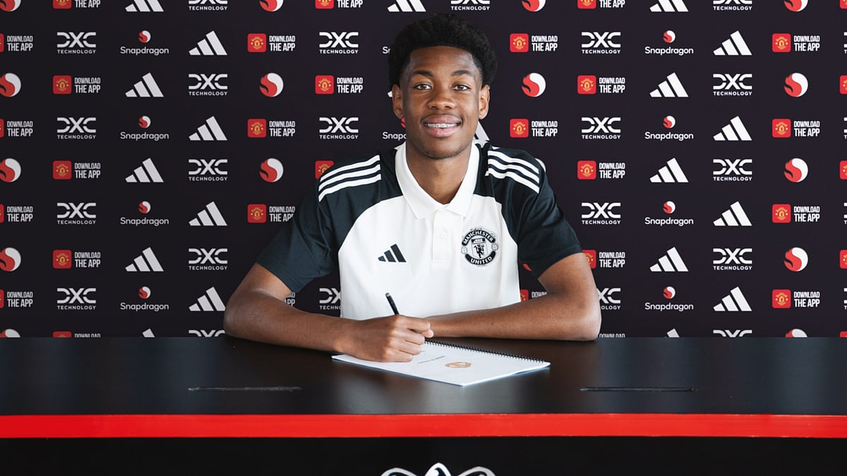 Enzo Kana-Biyik signs for Manchester United
