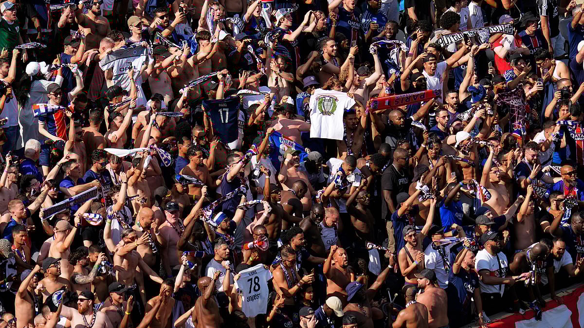| Photo: AP/Pamela Smith : Chelsea vs PSG, FIFA Club World Cup 2025: Paris Saint-Germain fans cheer after Goncalo Ramos scored during the Club World Cup semifinal soccer match between PSG and Real Madrid in East Rutherford, N.J., Wednesday, July 9, 2025. 