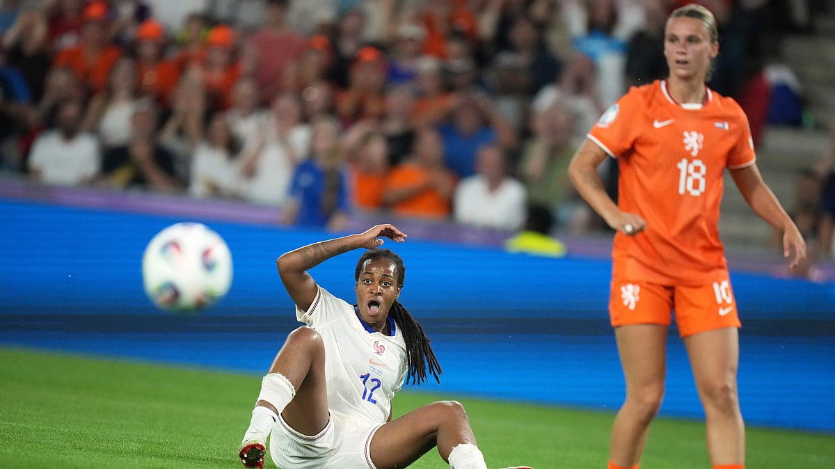 | Photo: AP/Alessandra Tarantino : UEFA Women's Euro 2025: France's Marie-Antoinette Katoto, left, and Netherlands' Kerstin Casparij watch France's Delphine Cascarino score her side's fourth goal during the Women's Euro 2025, group D, soccer match between the Netherlands and France at St. Jakob-Park in Basel, Switzerland, Sunday, July 13, 2025.