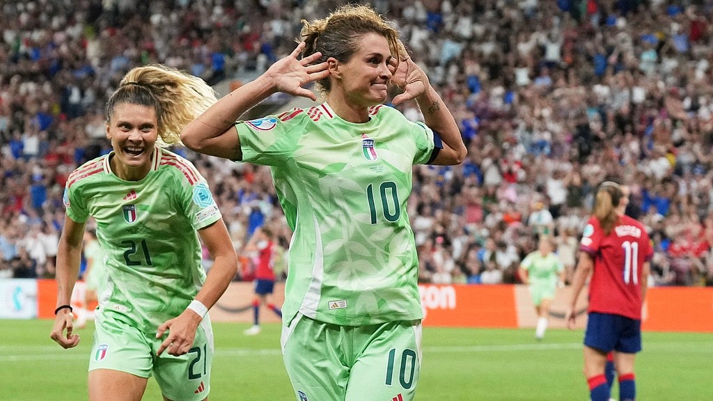 AP/Alessandra Tarantino : Italy's Cristiana Girelli, center, celebrates after scoring her side's second goal during the Women's Euro 2025 quarterfinals soccer match between Norway and Italy at Stade de Geneve in Geneva.