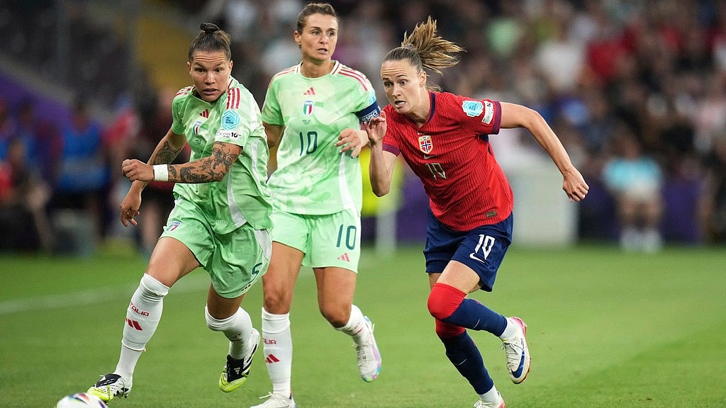 AP/Alessandra Tarantino : Norway's Caroline Graham vies for the ball with Italy's Elena Linari, left, during the Women's Euro 2025 quarterfinals soccer match between Norway and Italy at Stade de Geneve in Geneva, Switzerland.