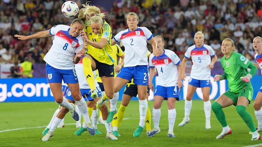 AP/Martin Meissner : England's Georgia Stanway, left, challenges Sweden's Stina Blackstenius during the Women's Euro 2025 quarterfinals soccer match between Sweden and England at Stadion Letzigrund in Zurich.