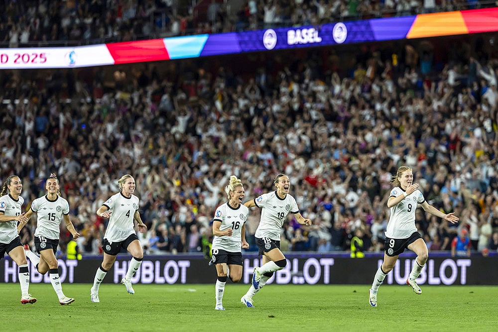 | Phoro: Michael Buholzer/Keystone via AP : Women's Euro 2025 quarterfinals: France vs Germany