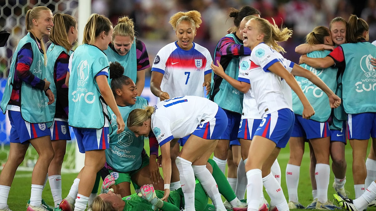 | Photo: AP/Alessandra Tarantino : England vs Italy, UEFA Women's Euro 2025: England players celebrate, with goalkeeper Hannah Hampton on the ground, at the end of the Women's Euro 2025 quarterfinals soccer match between Sweden and England at Stadion Letzigrund in Zurich, Switzerland, Thursday, July 17, 2025. 