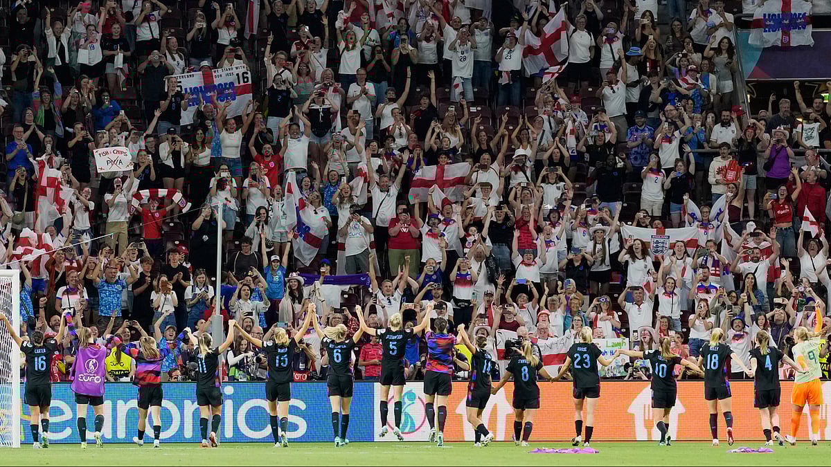 AP Photo/Alessandra Tarantino : England players celebrate after winning the Women's Euro 2025 semifinals football match between England and Italy at Stade de Geneve in Geneva, Switzerland.