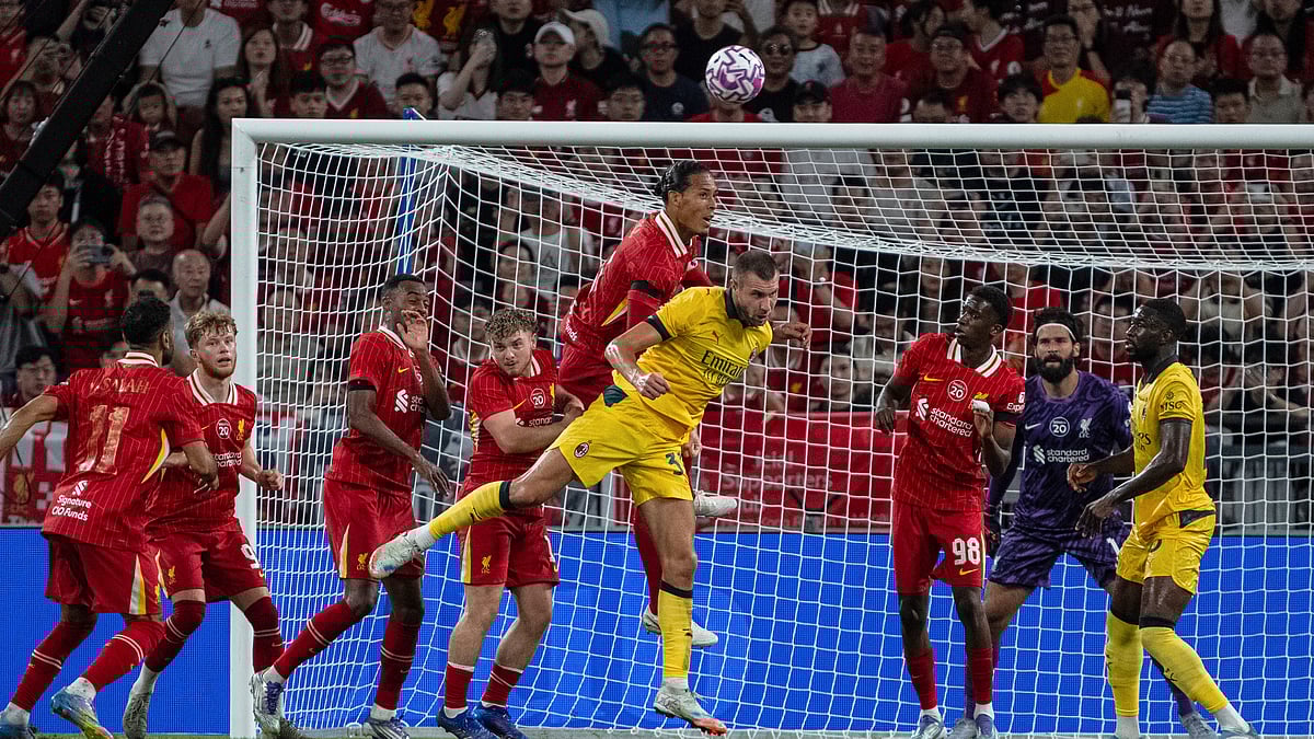 AP Photo/Chan Long Hei : Liverpool's Virgil van Dijk, centre left, fights for the ball with AC Milan's Davide Bartesaghi during a friendly football match between AC Milan and Liverpool at the Hong Kong Football Festival held at the Kai Tak Stadium in Hong Kong.