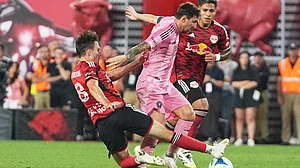 | Photo: AP/Frank Franklin II : New York Red Bulls's Peter Stroud (8) battles for the ball with Inter Miami's Lionel Messi (10) during the second half of an MLS soccer match Saturday, July 19, 2025, in Harrison, N.J.