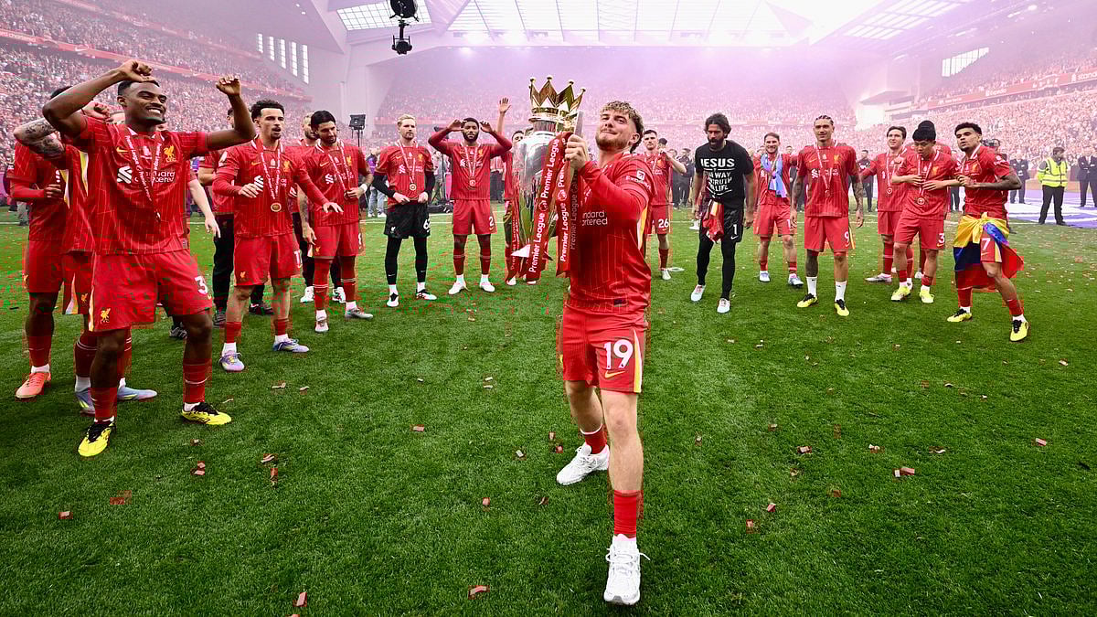 | Photo: X/LFC : Liverpool's Harvey Elliott celebrates with the English Premier League 2024-25 trophy.