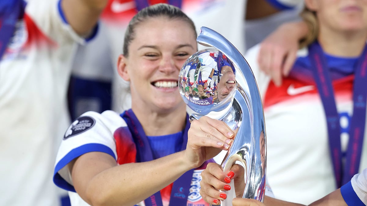 Alessia Russo lifts the Euro 2025 trophy