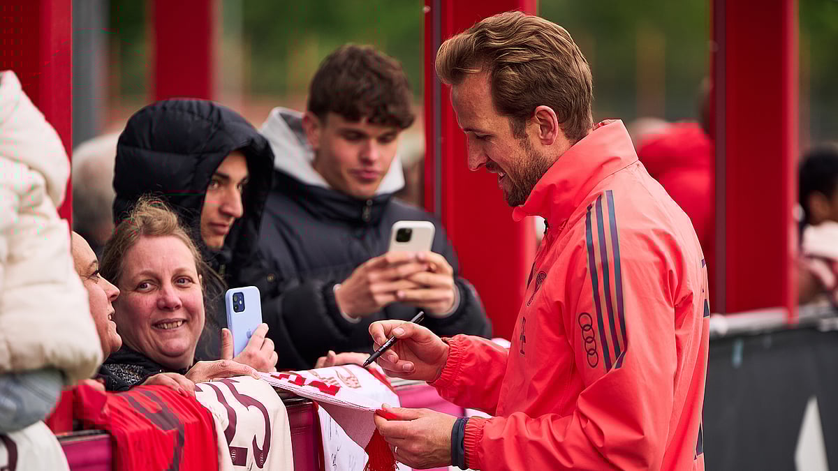 X/FC Bayern Munchen : Bayern Munich Vs Lyon Live Streaming, Pre-Season Club Friendly: Harry Kane signs autographs after training.