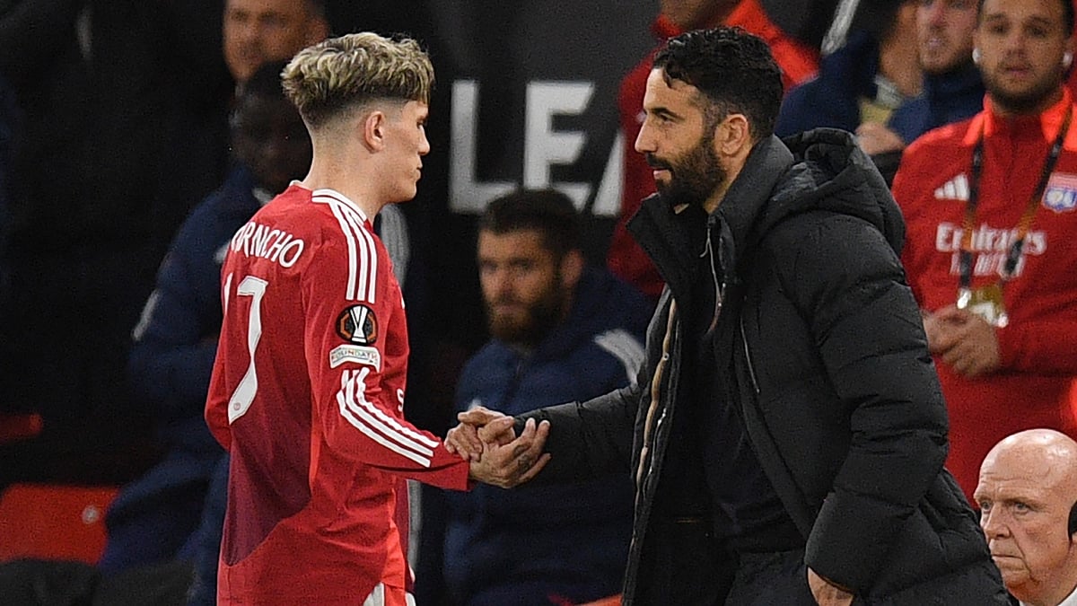 Manchester United's Alejandro Garnacho with head coach Ruben Amorim