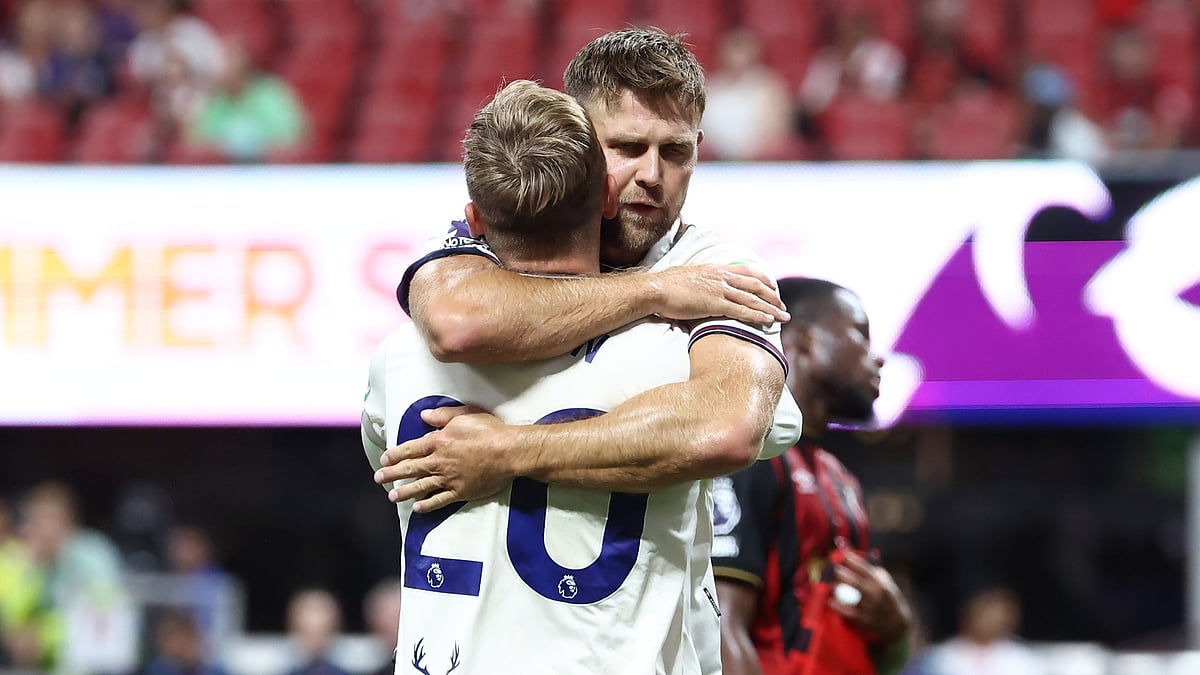 Niclas Fullkrug and Jarrod Bowen celebrate