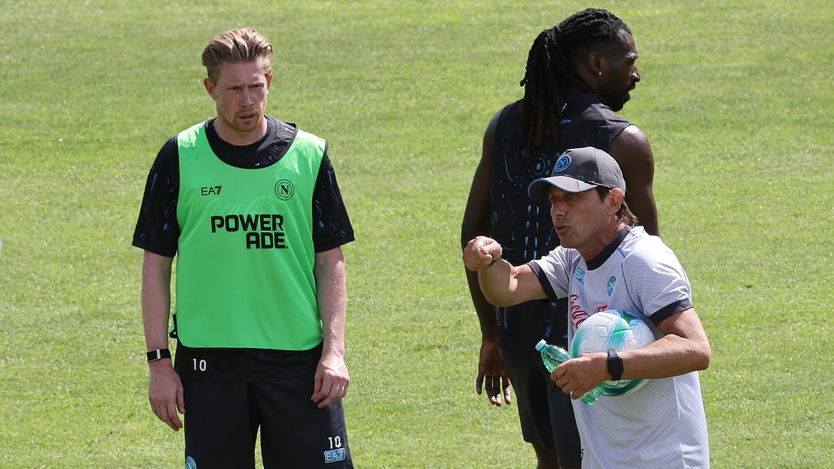 File : Kevin De Bruyne with Napoli manager Antonio Conte.